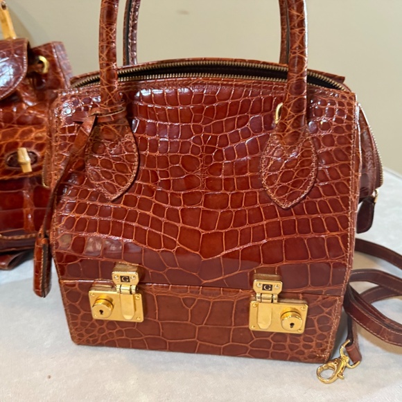 Giorgio’s of Palm Beach, Doctor bag and backpack and shoes. - Picture 5 of 16